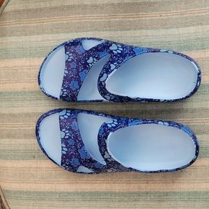 Blue paw print rubber z sandals